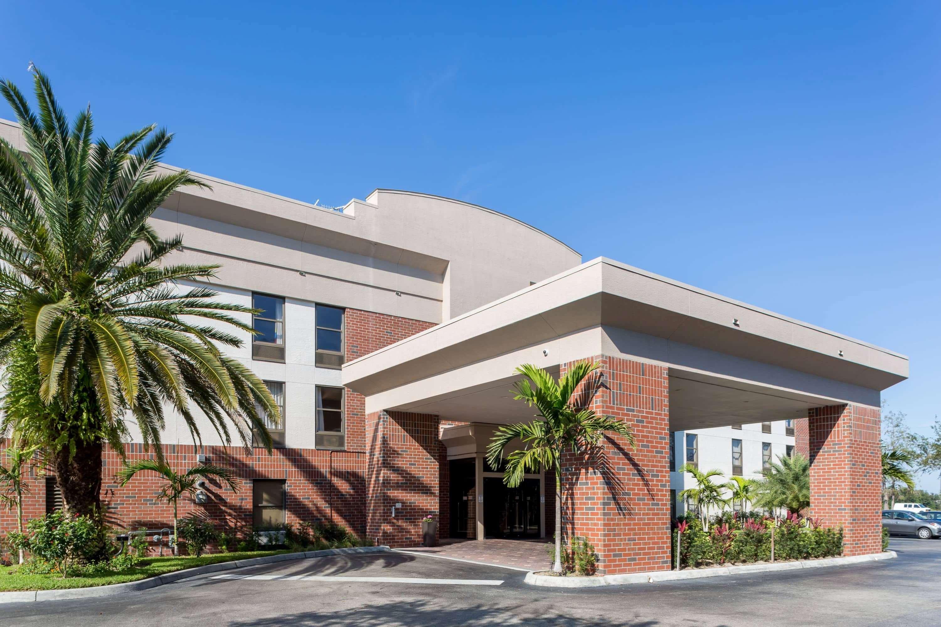 Days Inn & Suites By Wyndham Fort Myers Near Jetblue Park Exterior photo