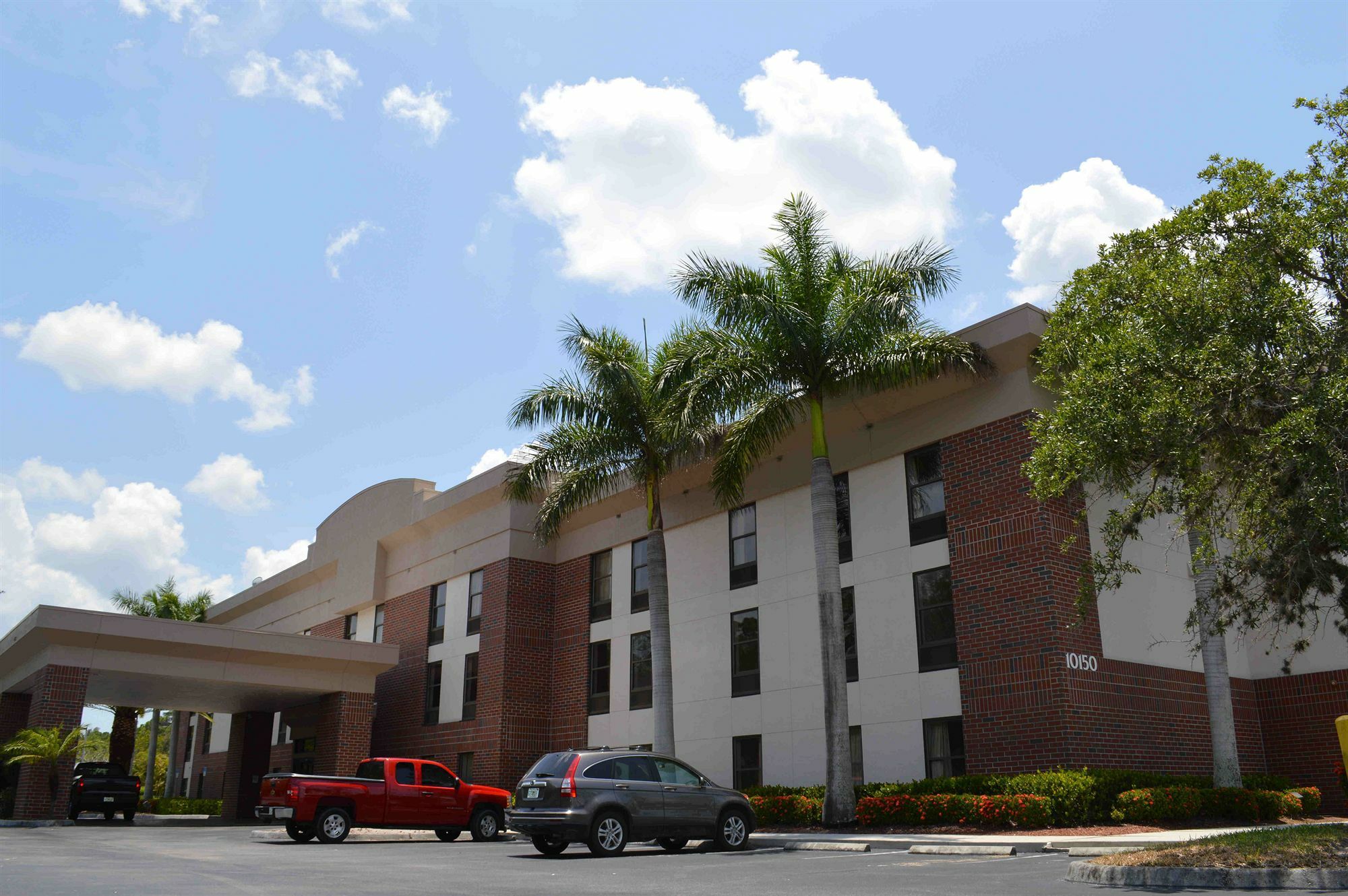 Days Inn & Suites By Wyndham Fort Myers Near Jetblue Park Exterior photo